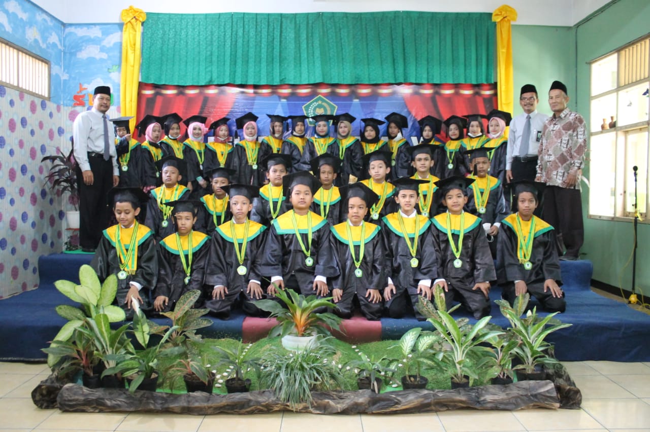 Sesi foto bersama wisudawan/wati bersama Kepala Madrasah, Ketua Komite dan Wali Kelas
